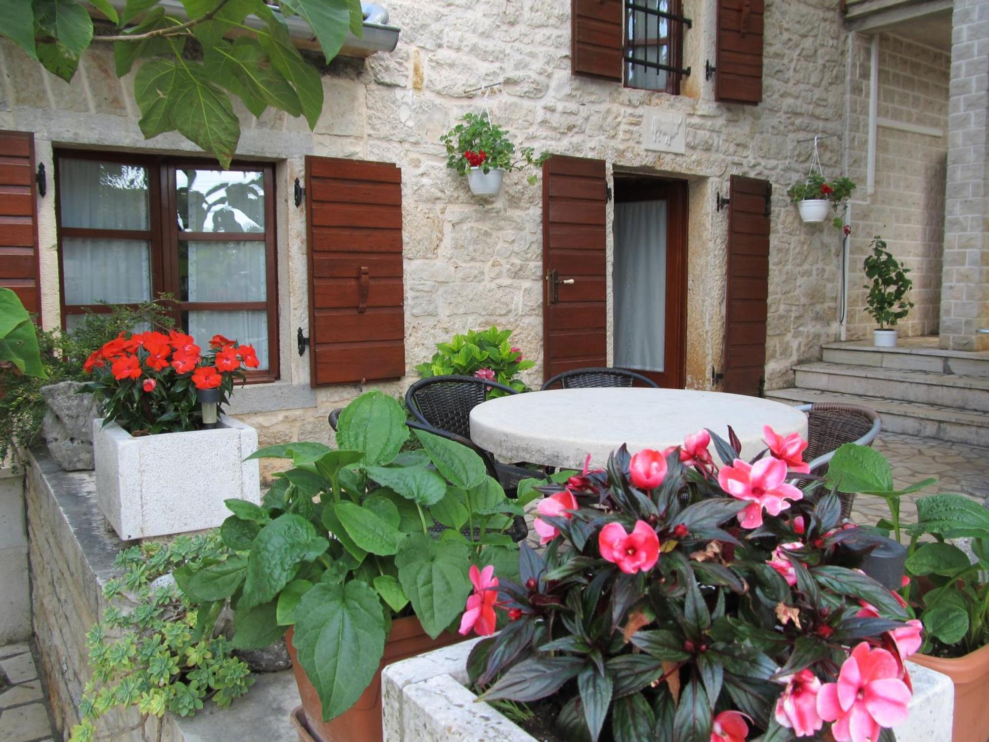 Apartments Vesna With Pool - New! Sveti Lovreč Pazenatički Kamer foto